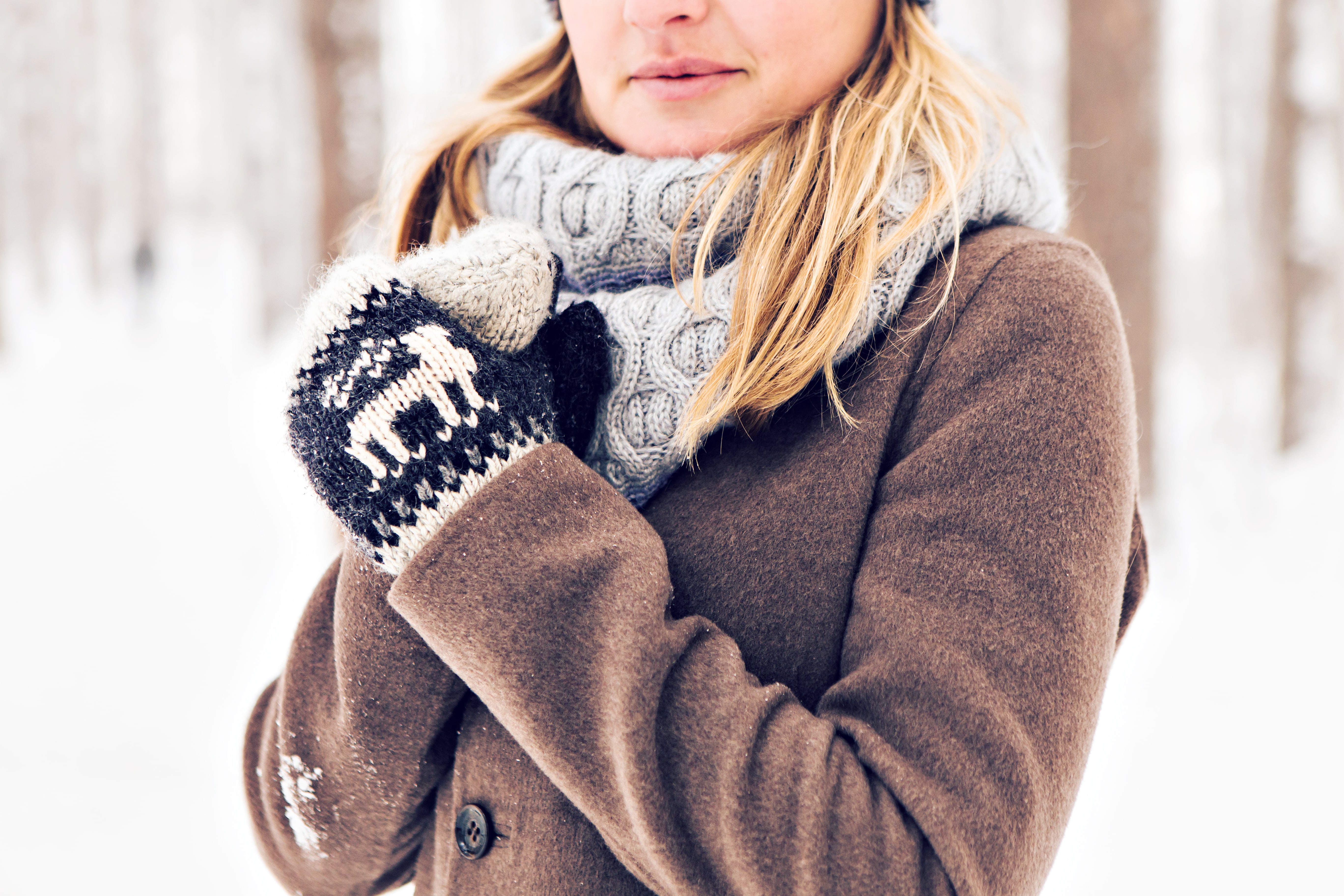 closeup-of-young-woman-in-wintertime-outdoor-snow-PJJDD64-min