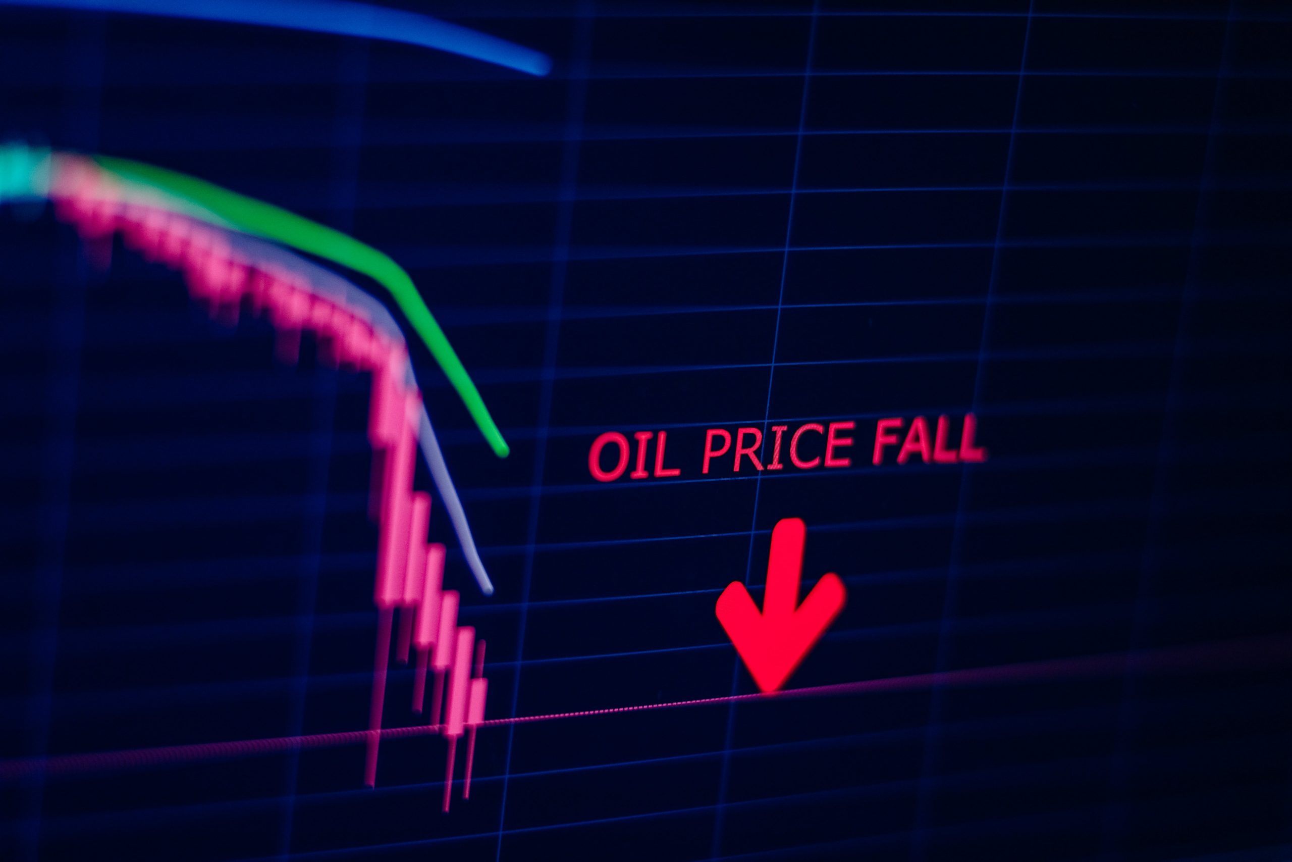 oil-barrel-price-falling-down-for-economical-crisi-DMNDNQB-min-scaled-1